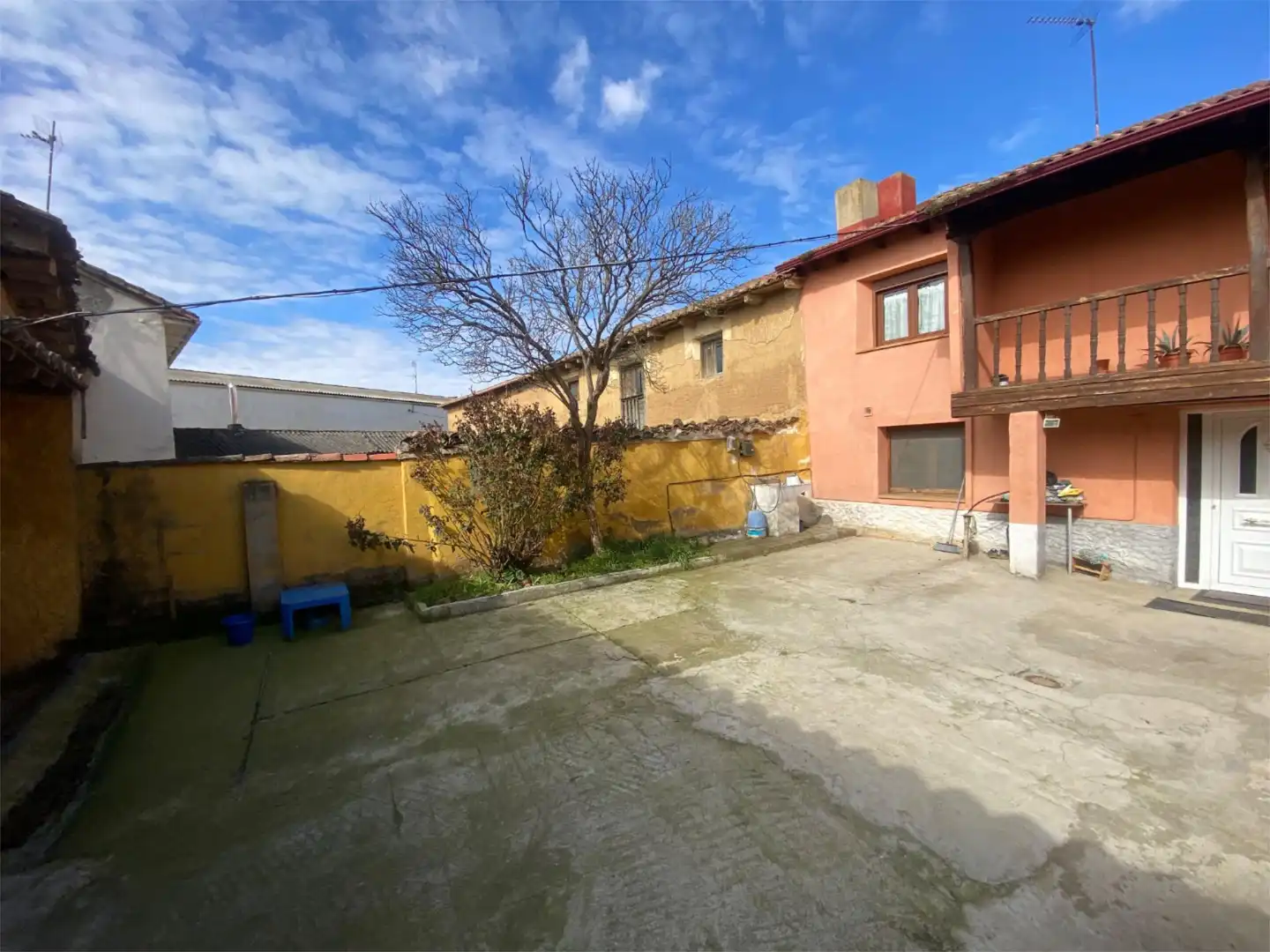 Casa o chalet en venta en Calle la Reguera, 15, Villasabariego Vista exterior de Casa o chalet en venta en Villasabariego con Calefacción, Jardín privado y Parquet