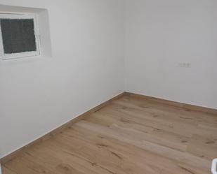 Schlafzimmer von Dachboden zum verkauf in Alfaro mit Ofen