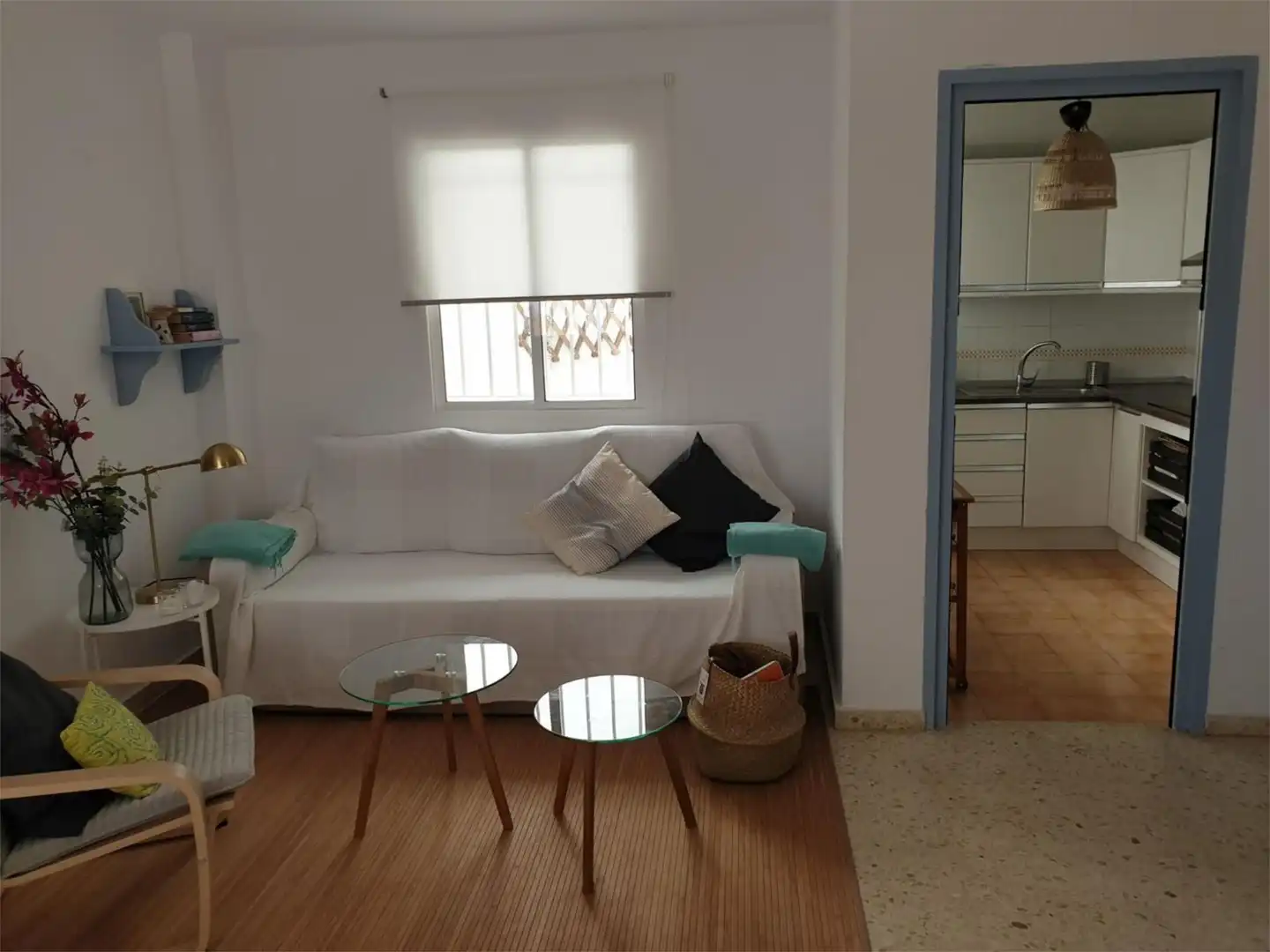 Casa adosada de lloguer a Bajamar, 14, Zahara Pueblo Sala d'estar de Casa adosada de lloguer en Zahara de los Atunes amb Rentadora, Microones i TV