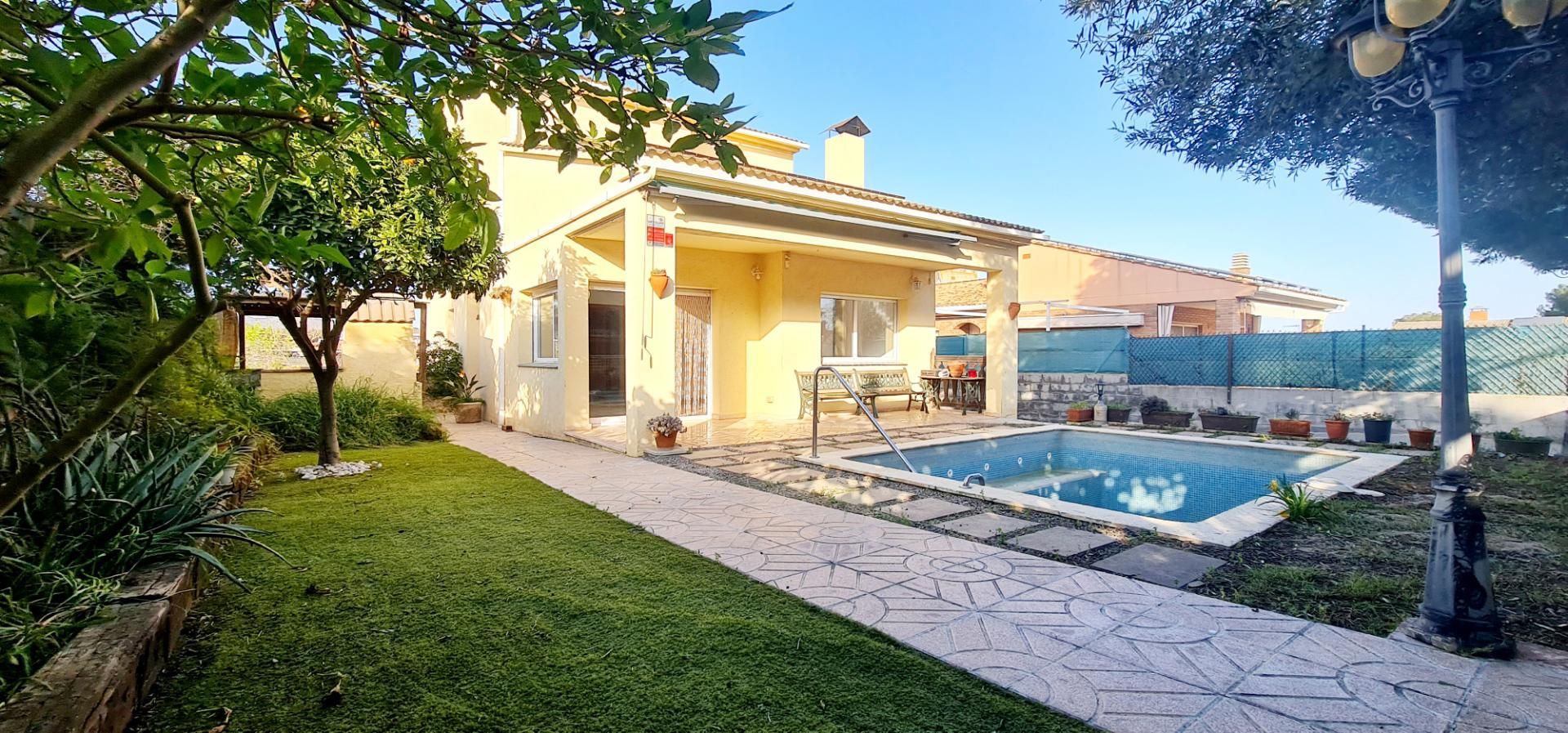 Vista exterior de Casa o xalet en venda en Vilanova i la Geltrú amb Terrassa, Piscina i Balcó