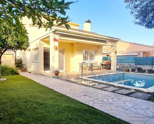 Vista exterior de Casa o xalet en venda en Vilanova i la Geltrú amb Calefacció, Jardí privat i Terrassa