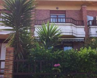 Vista exterior de Casa adosada en venda en Ribamontán al Mar amb Terrassa, Piscina i Balcó