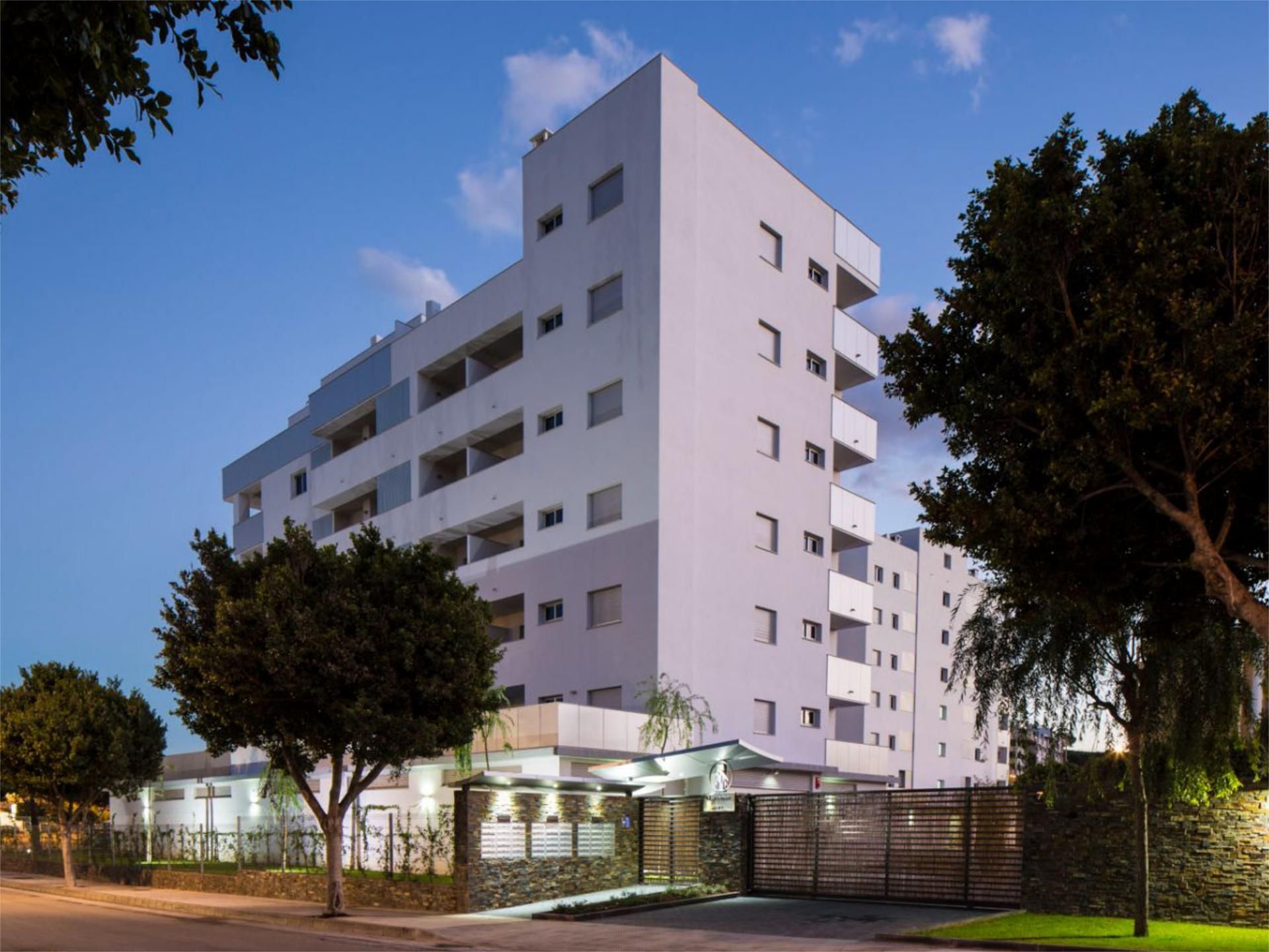 Vista exterior de Pis en venda en Fuengirola amb Aire condicionat, Jardí privat i Parquet