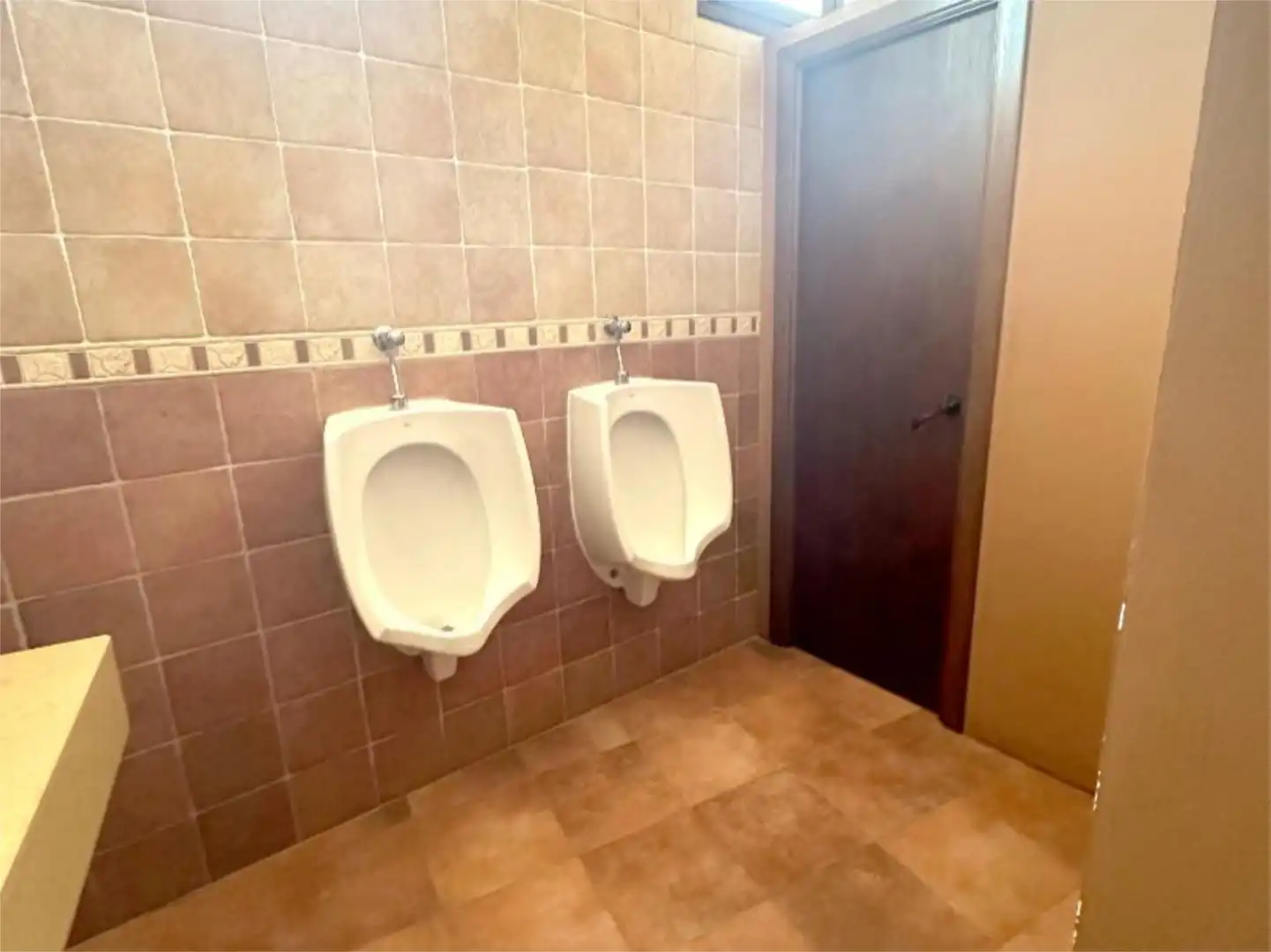 Baño de Local de alquiler en Aldeanueva de la Vera con Aire acondicionado, Calefacción y Amueblado