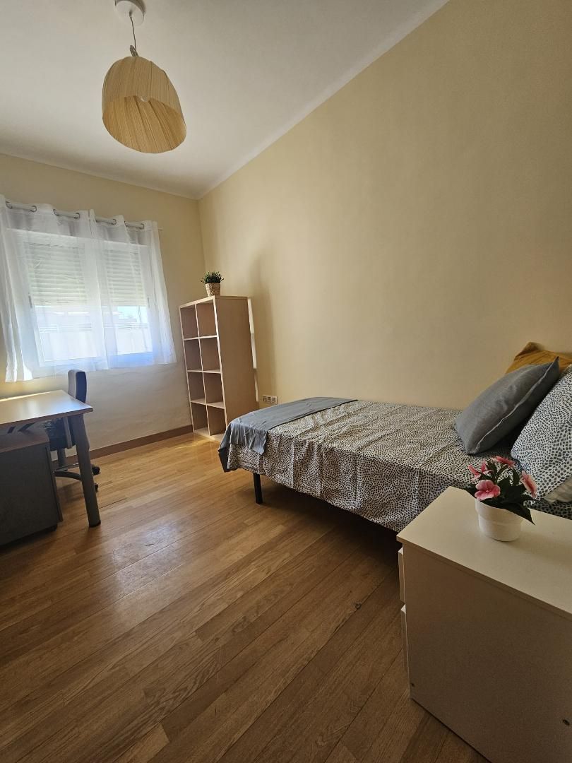 Dormitori de Pis per a compartir en Mérida amb Aire condicionat, Parquet i Moblat