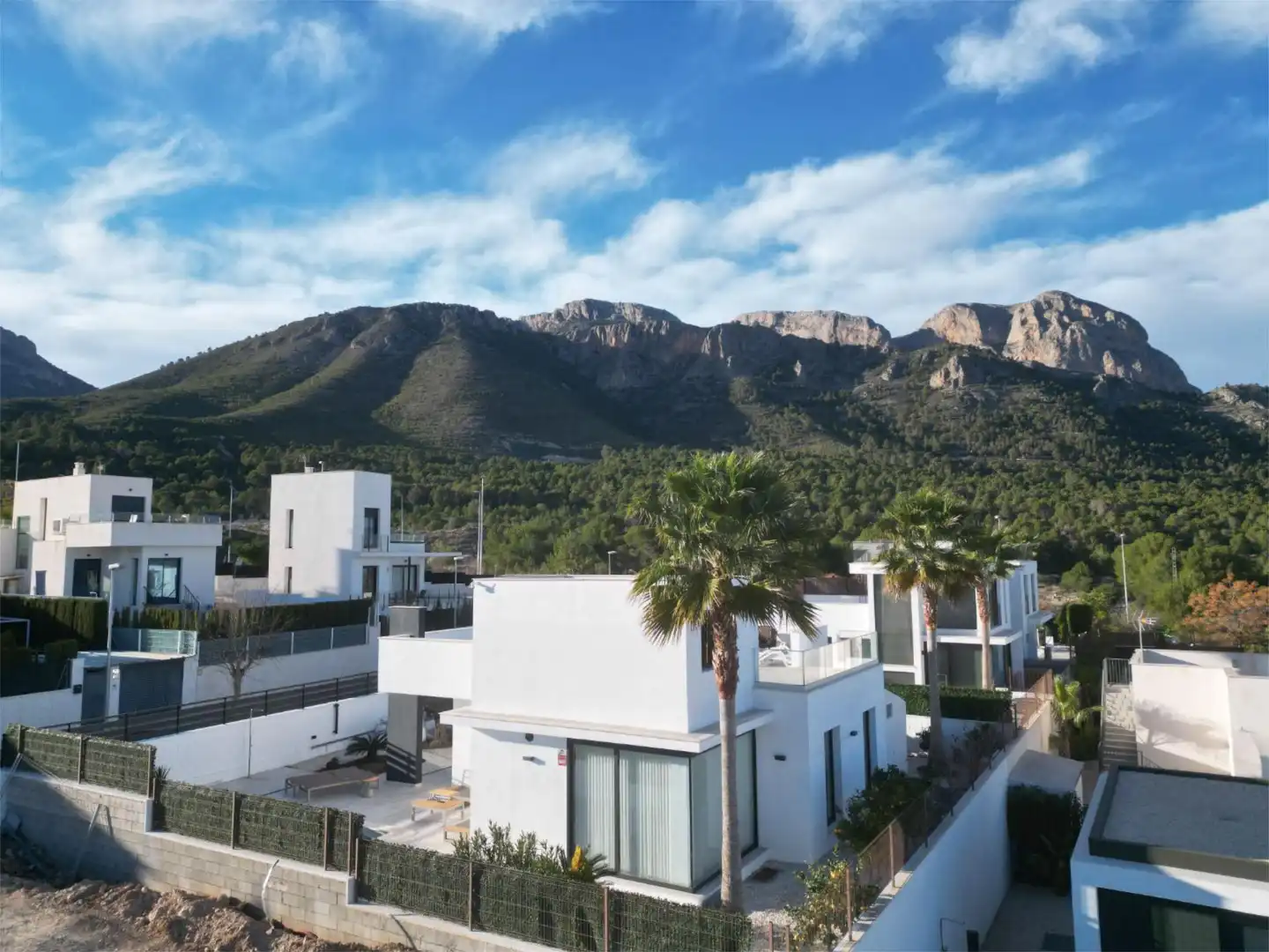 Vista exterior de Casa o xalet en venda en Polop amb Aire condicionat, Terrassa i Piscina