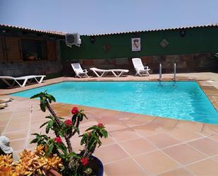 Piscina de Casa adosada de lloguer en Santa Lucía de Tirajana amb Aire condicionat, Terrassa i Piscina