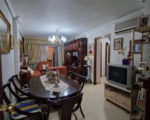 Living room of Flat for sale in  Sevilla Capital  with Air Conditioner, Terrace and Furnished