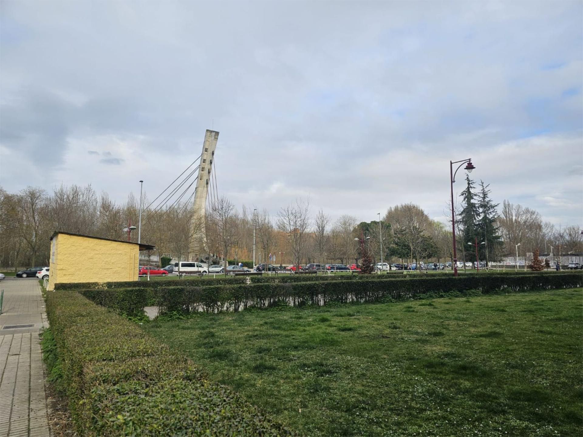 Vista exterior de Pis en venda en León Capital  amb Calefacció, Parquet i Traster