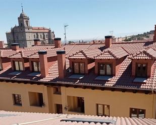 Außenansicht von Wohnung zum verkauf in Villacastín mit Terrasse, Abstellraum und Balkon