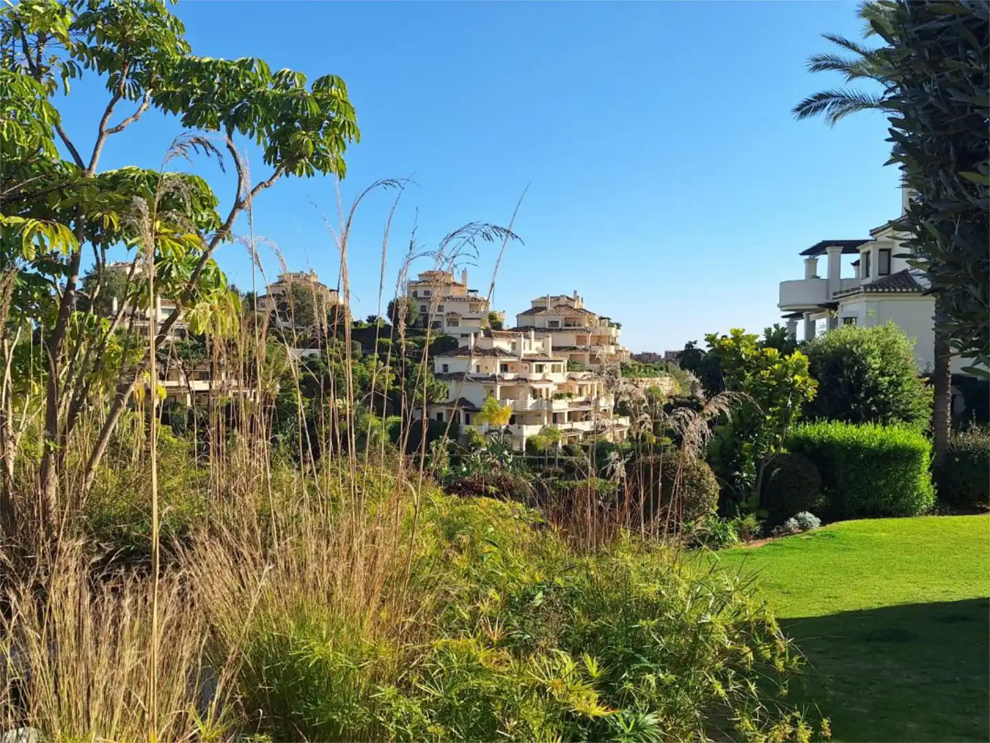 Wohnung zum Verkauf in Via Brijan, 5, Montemayor - Marbella Club Außenansicht von Wohnung zum Verkauf in Benahavís mit Klimaanlage, Heizung und Privatgarten