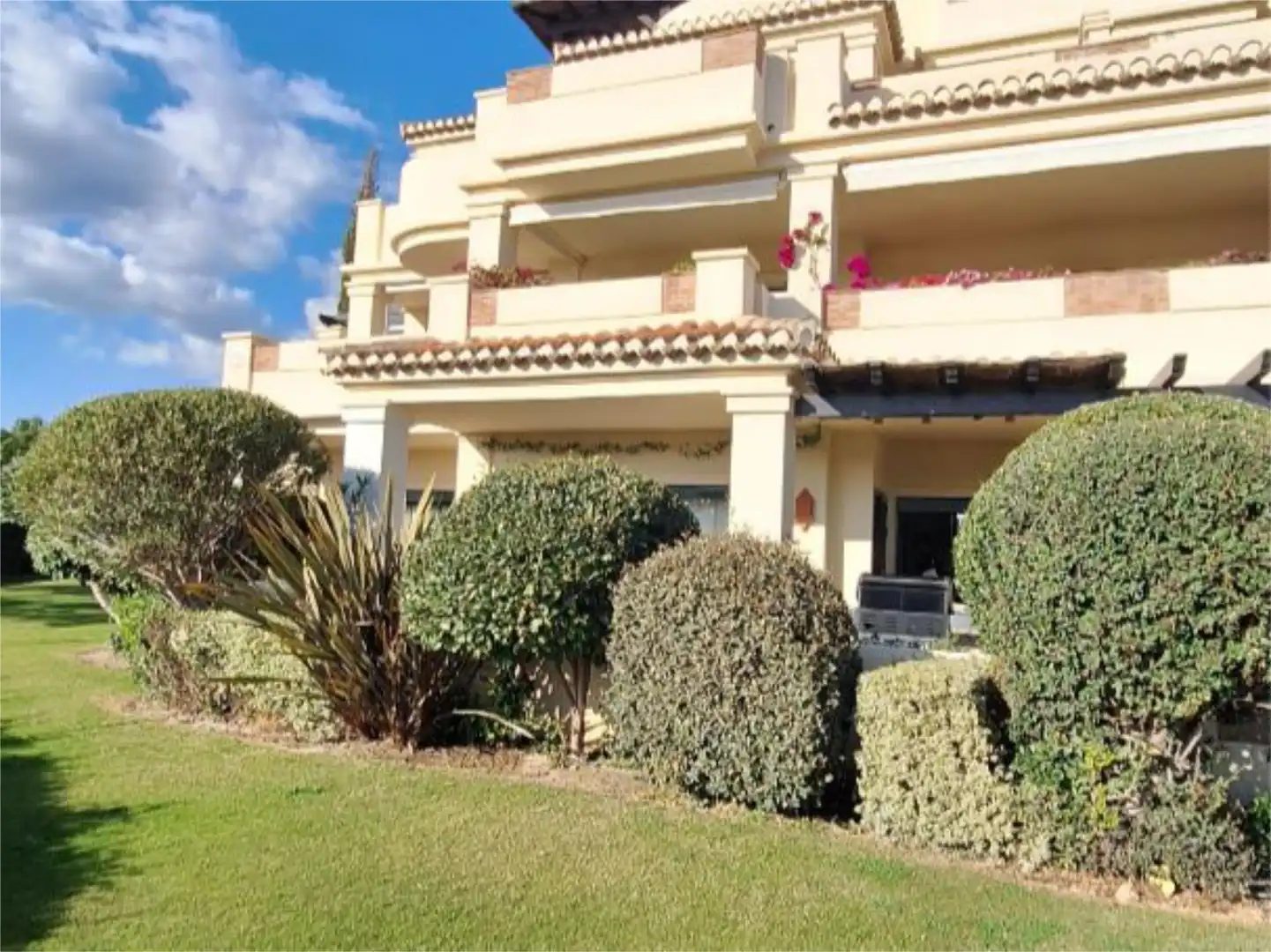 Wohnung zum Verkauf in Via Brijan, 5, Montemayor - Marbella Club Außenansicht von Wohnung zum Verkauf in Benahavís mit Klimaanlage, Heizung und Privatgarten