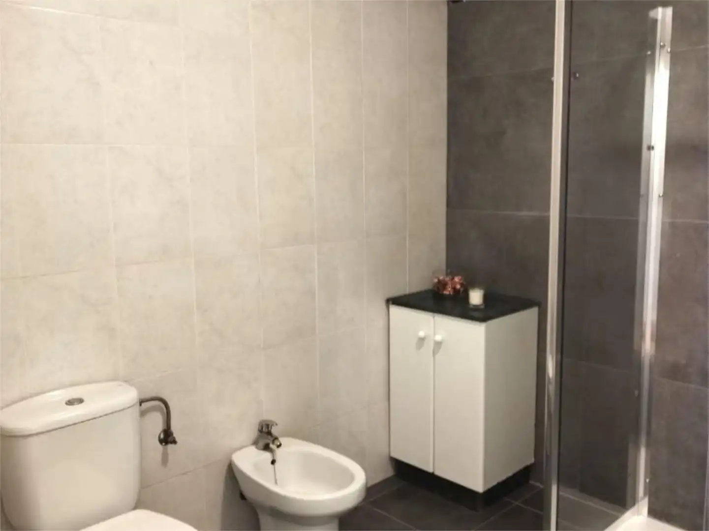 Piso de alquiler en Avenida da Habana, 32, Centro Baño de Piso de alquiler en Ourense Capital con Calefacción, Parquet y Amueblado