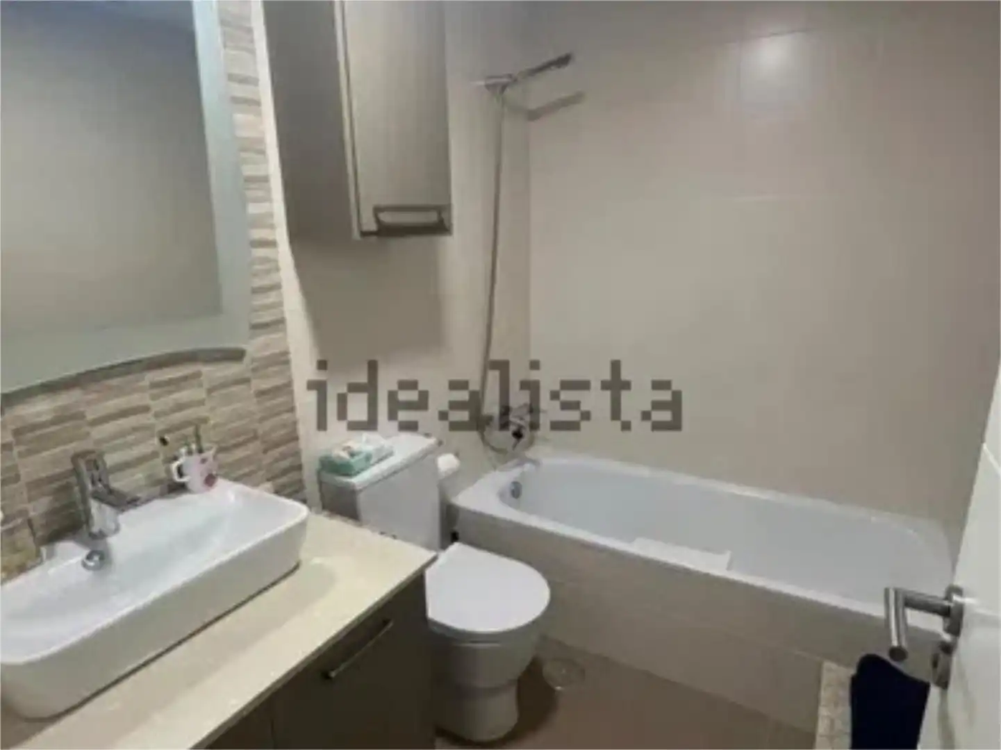 Piso en venta en Calle Regaliz, 15, Nueva Almería - Cortijo Grande - Vega de Acá Baño de Piso en venta en Almería con Terraza, Trastero y Amueblado