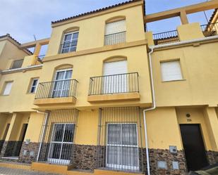 Vista exterior de Casa o xalet en venda en Puerto Real amb Jardí privat, Terrassa i Moblat