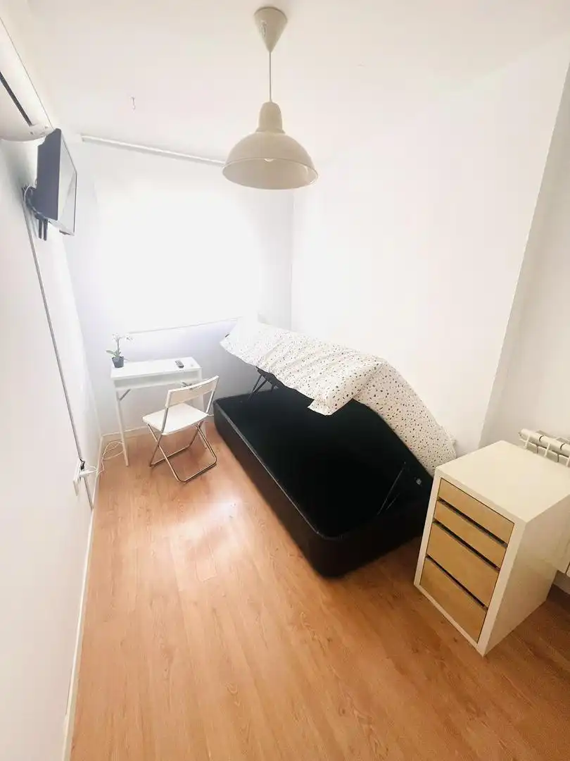 Habitación de Piso para compartir en Vigo  con Calefacción, Parquet y Amueblado