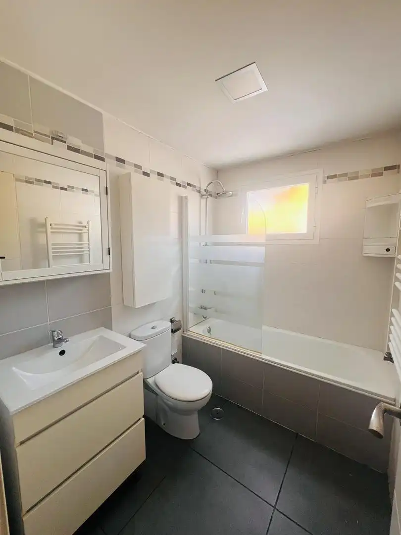 Baño de Piso para compartir en Vigo  con Calefacción, Parquet y Amueblado