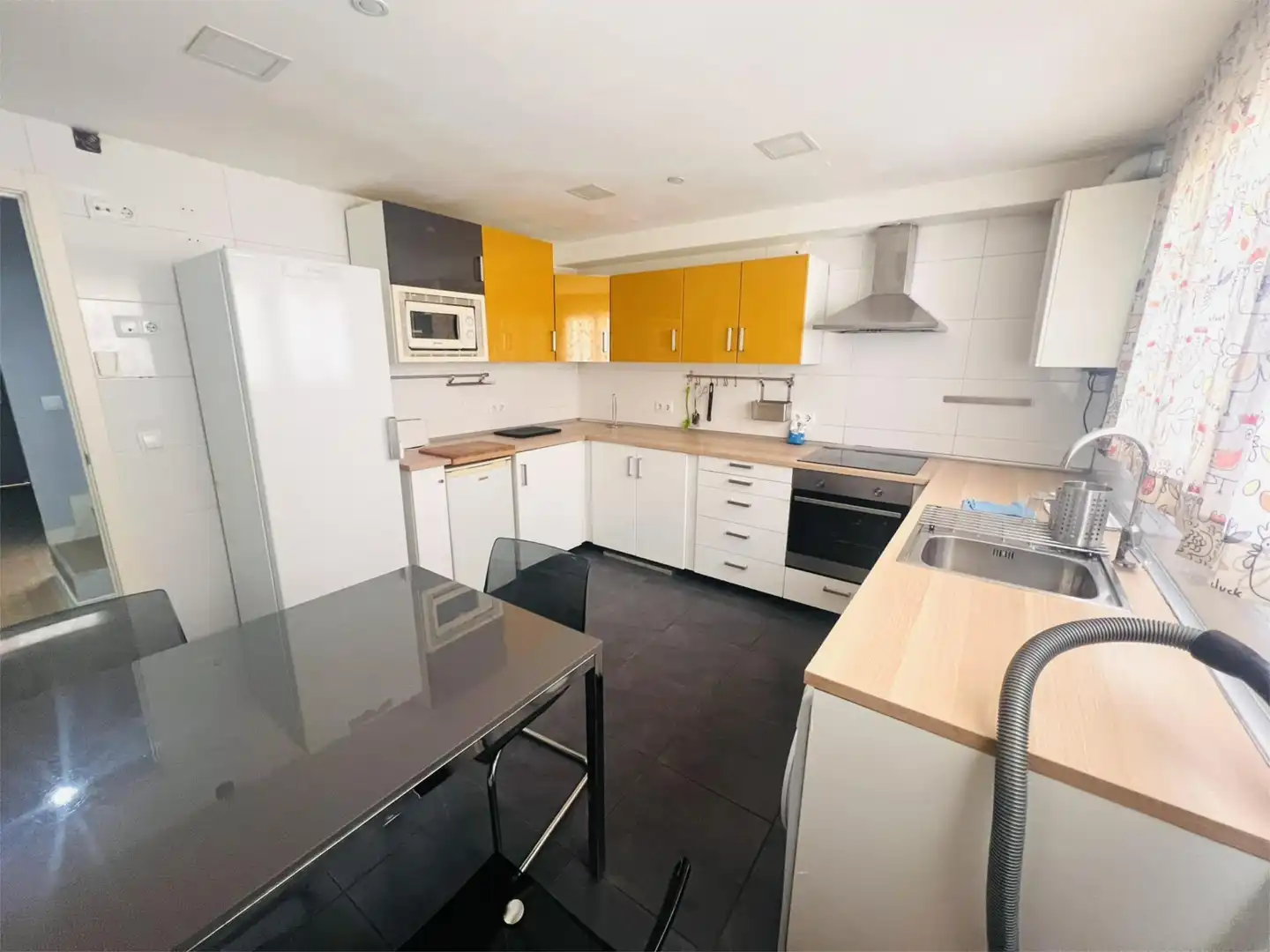 Cocina de Piso para compartir en Vigo  con Calefacción, Parquet y Amueblado