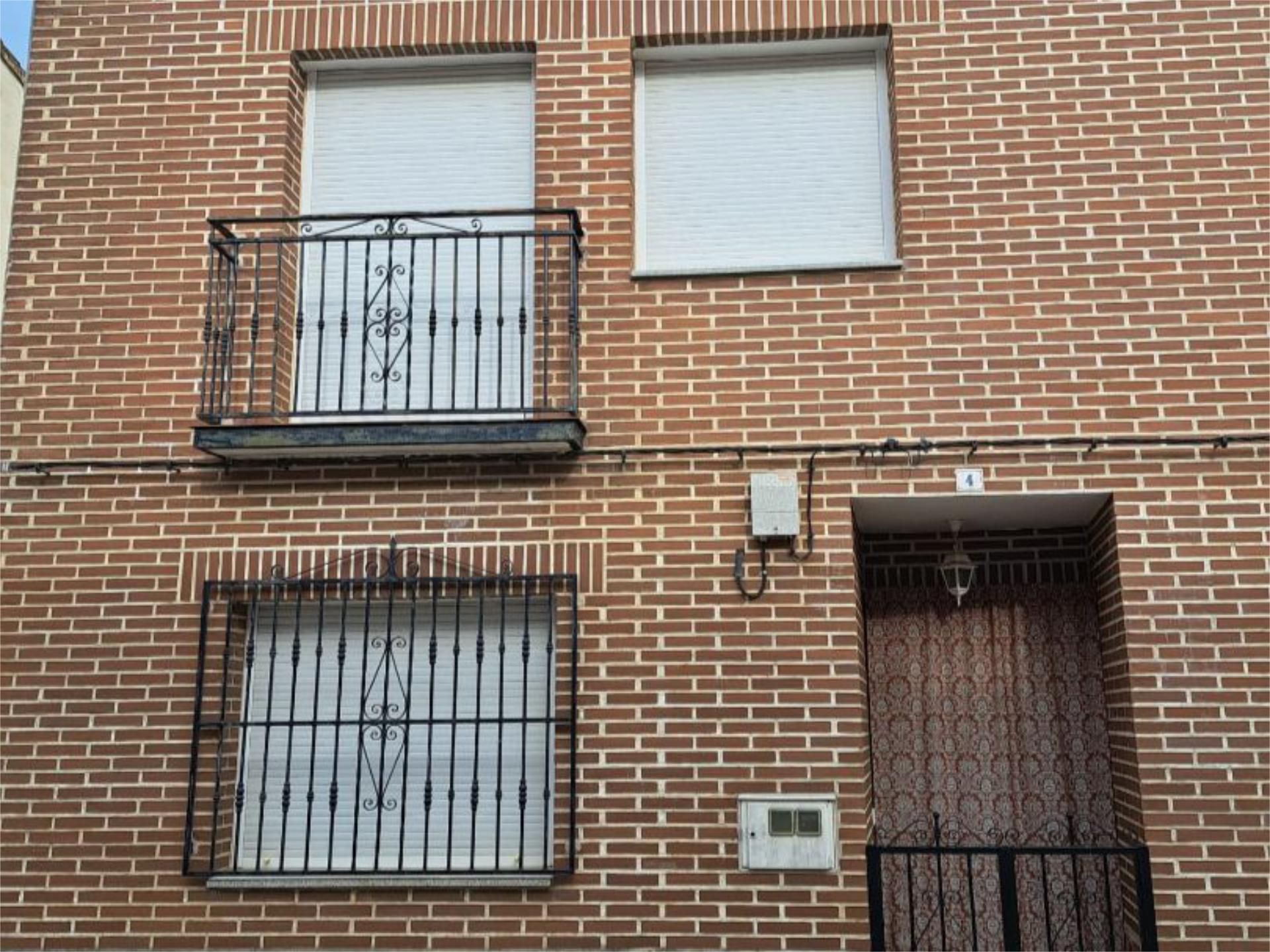 Vista exterior de Pis en venda en La Nava de Ricomalillo amb Terrassa, Moblat i Balcó