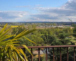 Vista exterior de Casa o xalet en venda en Cabrerizos amb Aire condicionat, Terrassa i Balcó