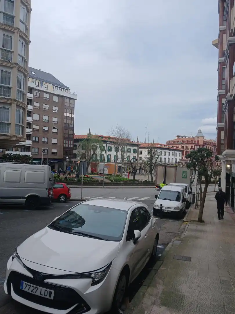 Vista exterior de Local en traspas en Castro-Urdiales amb Calefacció