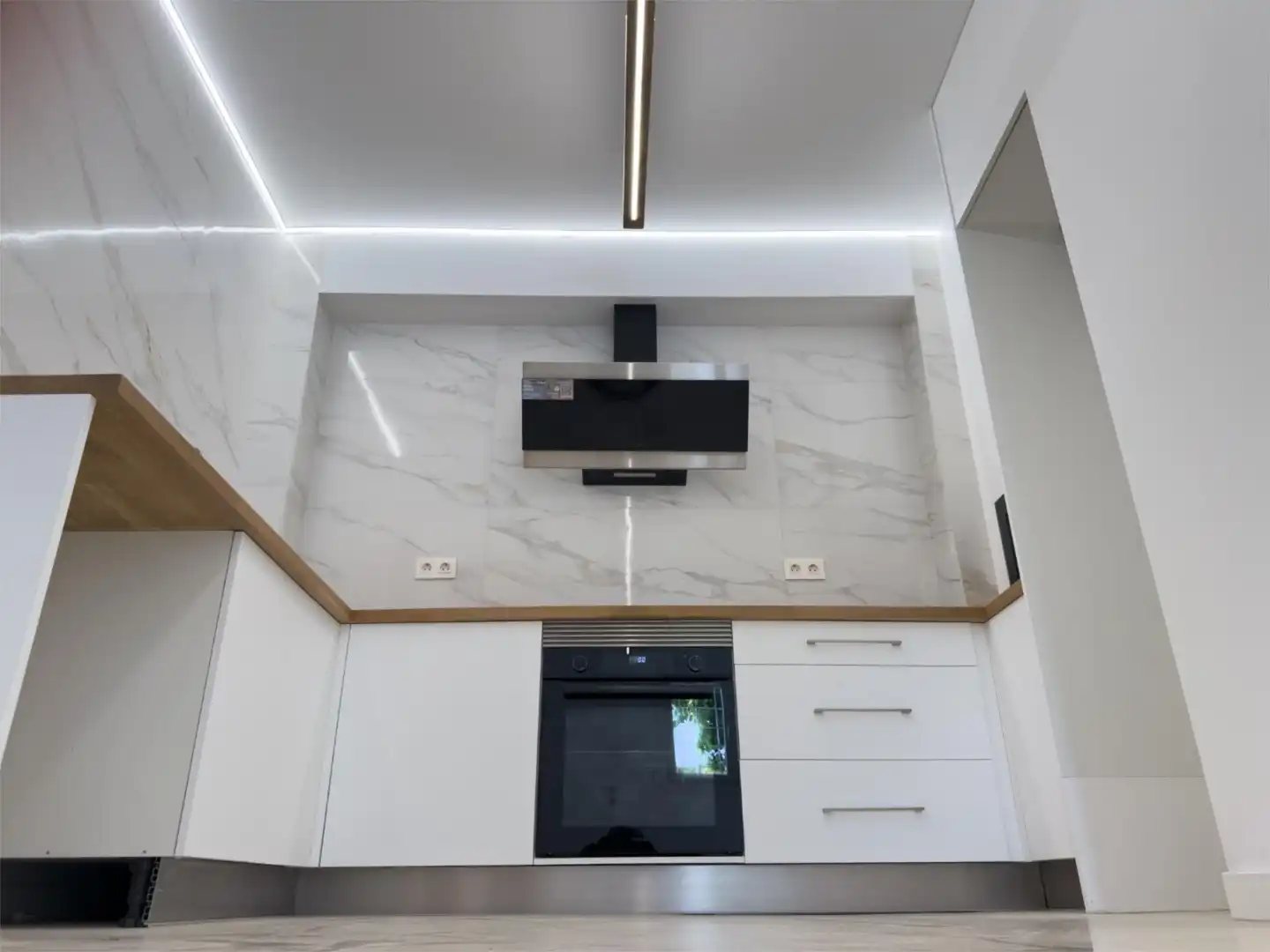 Flat for sale in Avenida Ronda del Tamarguillo, 90, Barrio del Nervión Kitchen of Flat for sale in Sevilla Capital with Air Conditioner and Terrace