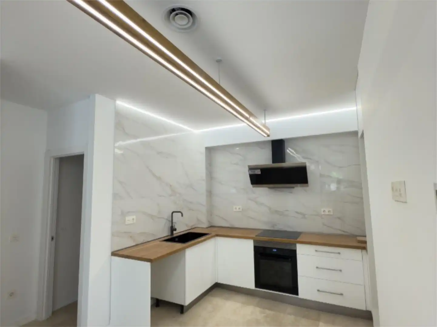 Flat for sale in Avenida Ronda del Tamarguillo, 90, Barrio del Nervión Kitchen of Flat for sale in Sevilla Capital with Air Conditioner and Terrace