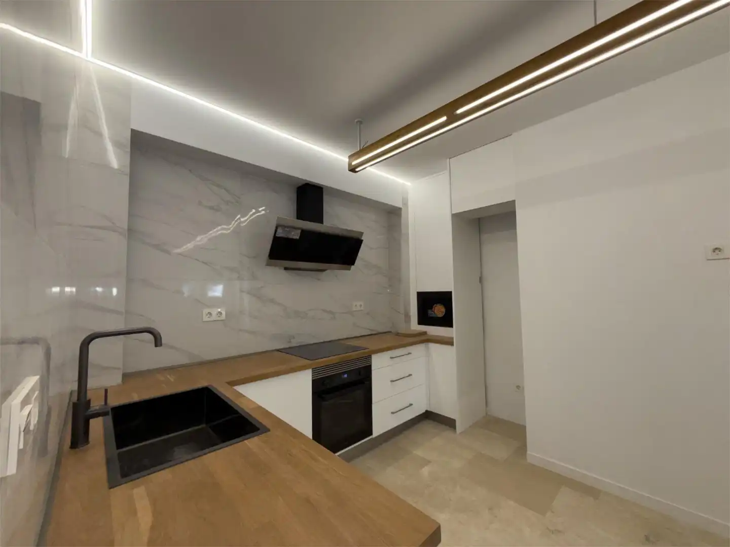 Flat for sale in Avenida Ronda del Tamarguillo, 90, Barrio del Nervión Kitchen of Flat for sale in Sevilla Capital with Air Conditioner and Terrace