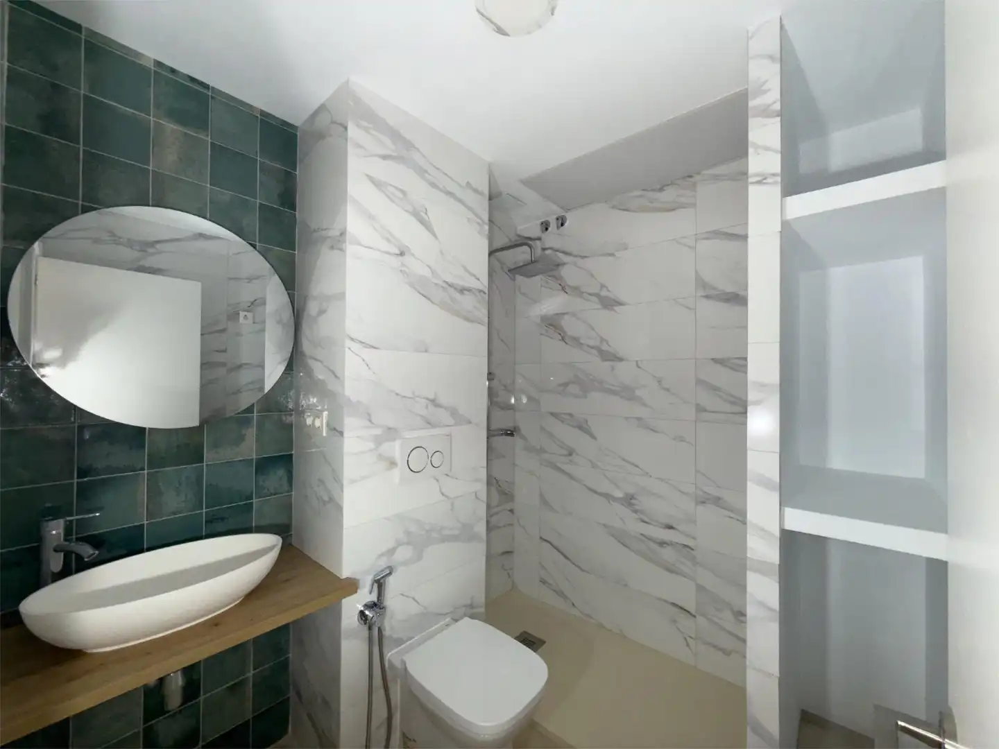 Flat for sale in Avenida Ronda del Tamarguillo, 90, Barrio del Nervión Bathroom of Flat for sale in Sevilla Capital with Air Conditioner and Terrace