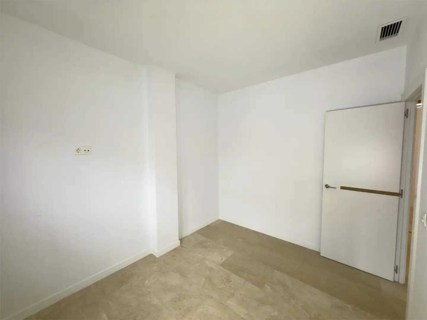 Flat for sale in Avenida Ronda del Tamarguillo, 90, Barrio del Nervión Flat for sale in Sevilla Capital with Air Conditioner and Terrace