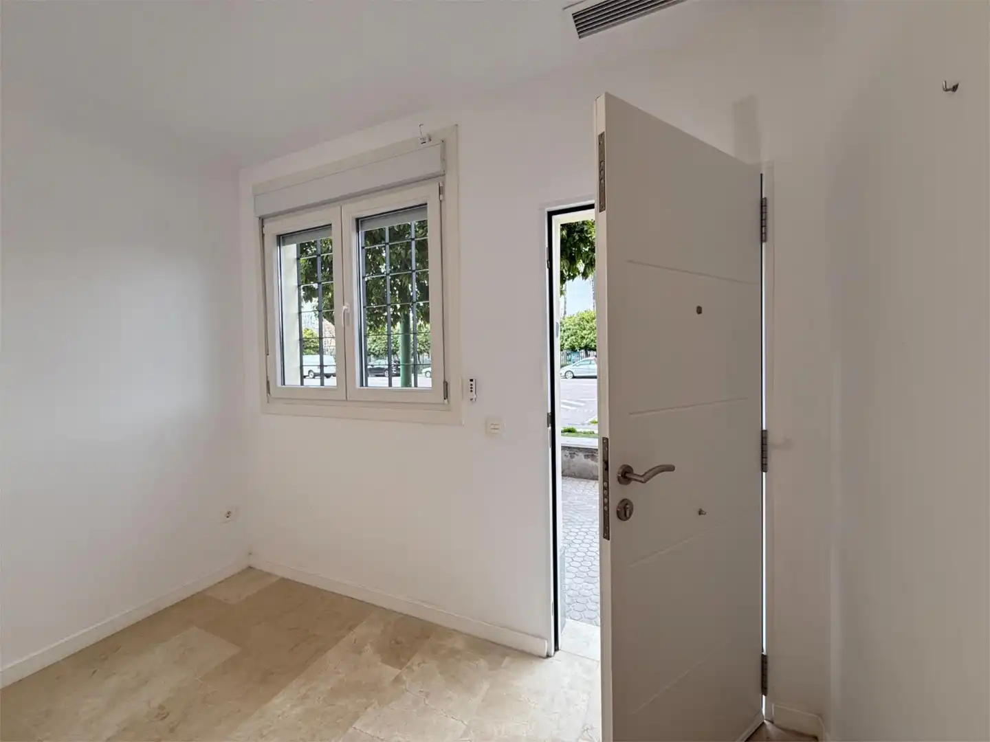 Flat for sale in Avenida Ronda del Tamarguillo, 90, Barrio del Nervión Flat for sale in Sevilla Capital with Air Conditioner and Terrace