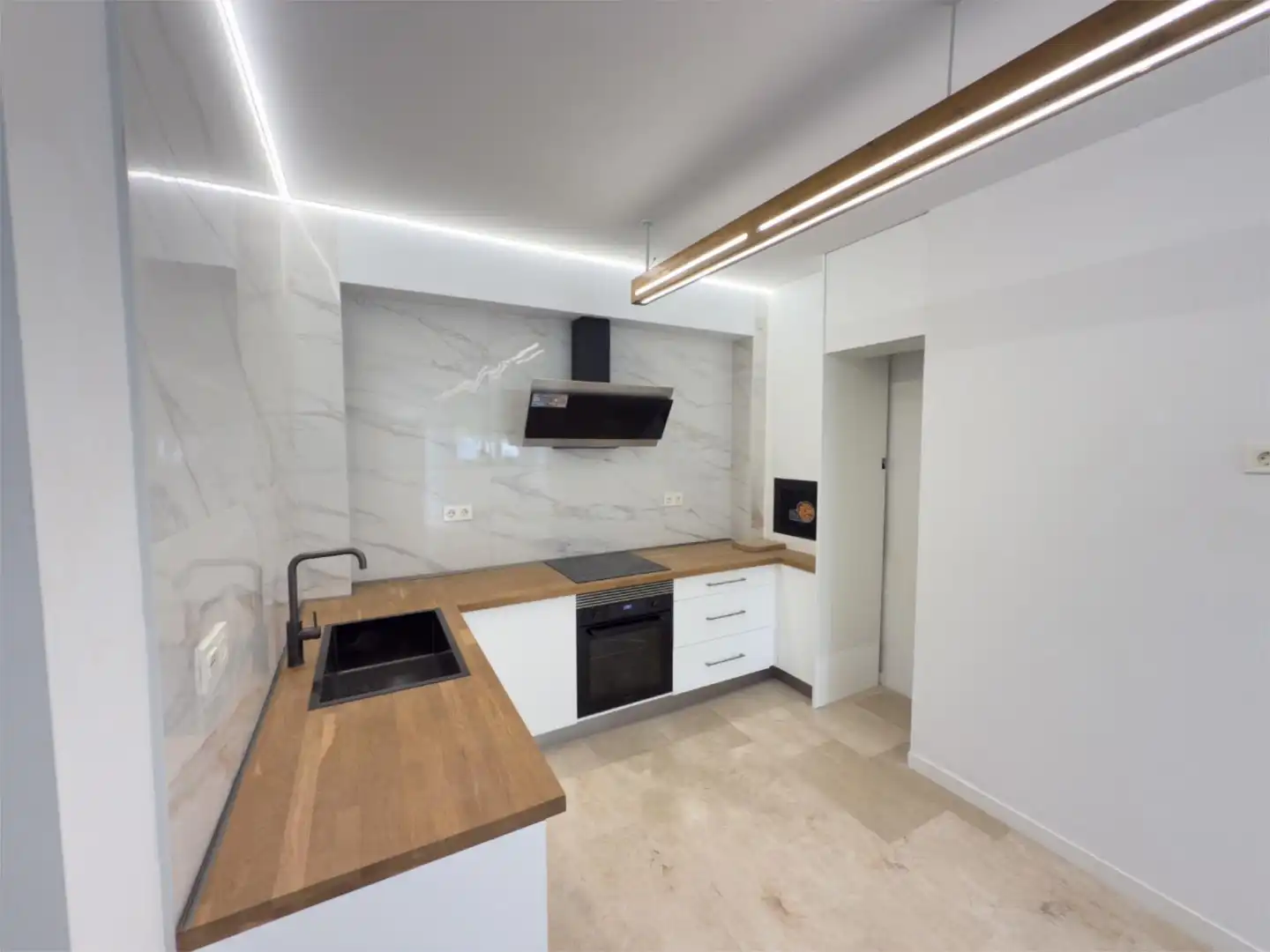 Flat for sale in Avenida Ronda del Tamarguillo, 90, Barrio del Nervión Kitchen of Flat for sale in Sevilla Capital with Air Conditioner and Terrace