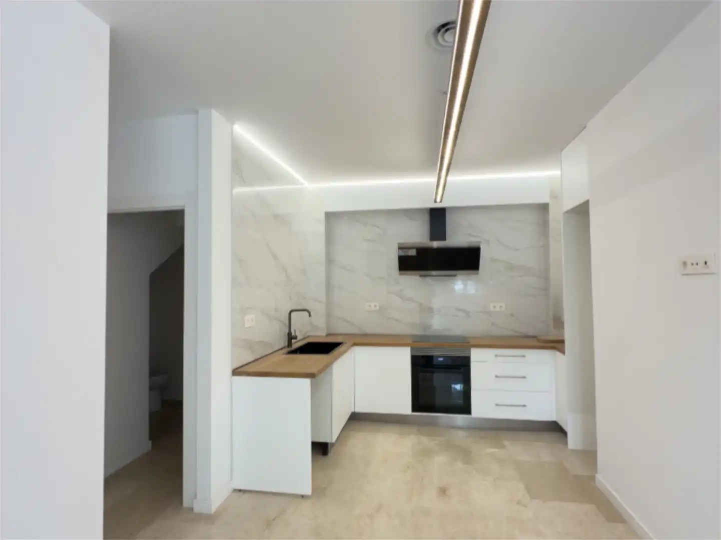 Flat for sale in Avenida Ronda del Tamarguillo, 90, Barrio del Nervión Kitchen of Flat for sale in Sevilla Capital with Air Conditioner and Terrace