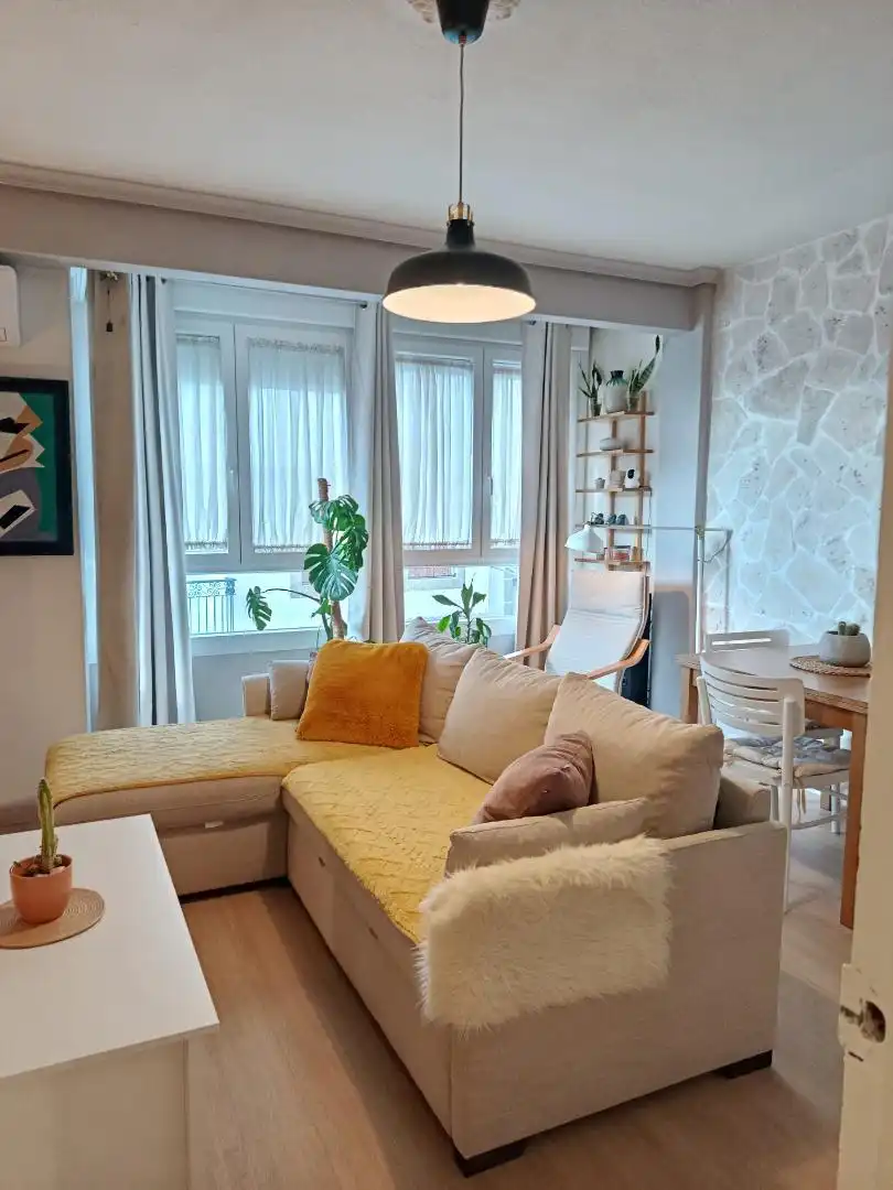 Wohnzimmer von Wohnung zum Verkauf in Cabezabellosa mit Klimaanlage, Heizung und Privatgarten