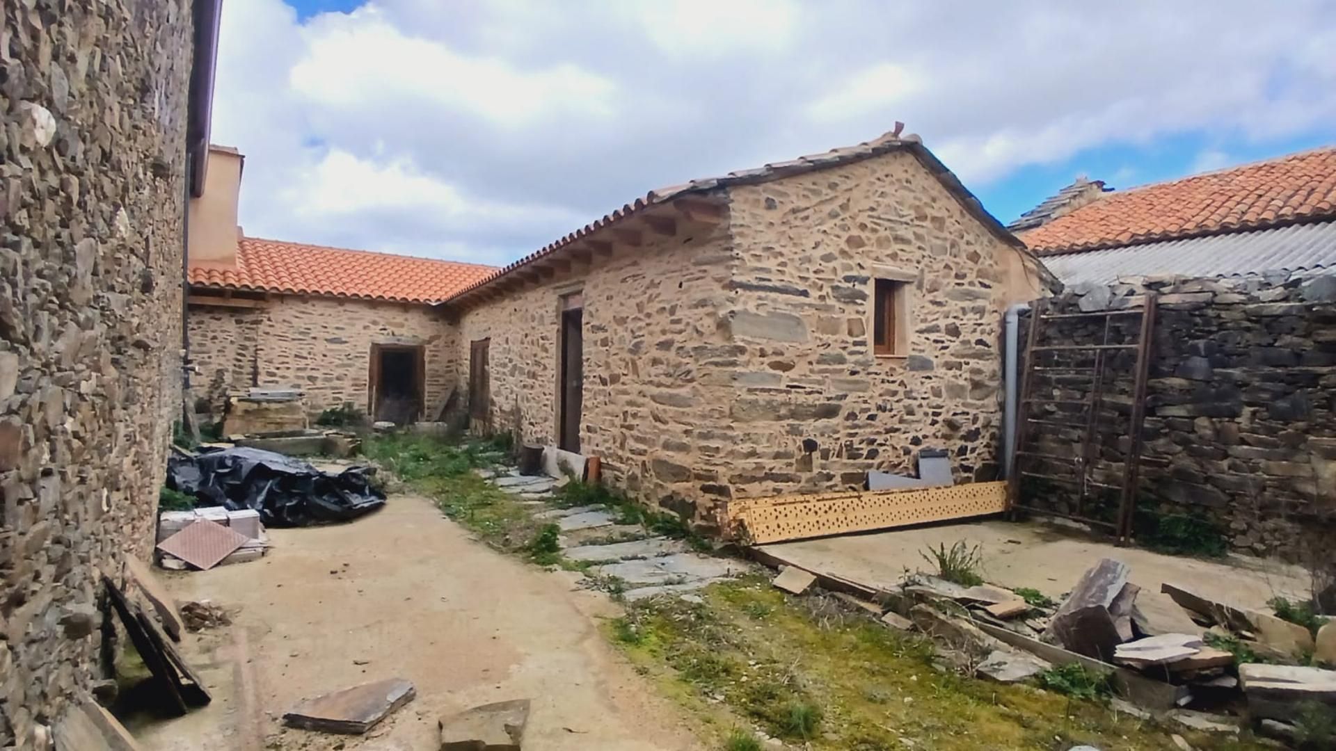 Exterior view of Single-family semi-detached for sale in Val de San Lorenzo