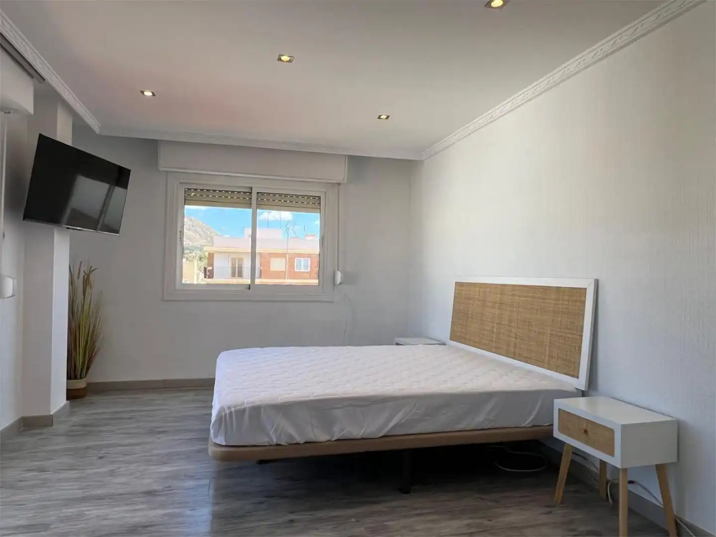 Room in Calle Navarra, 30, Plaza Castelar - Mercado Central Bedroom of Flat for share in Elda with Air Conditioner, Parquet flooring and Terrace