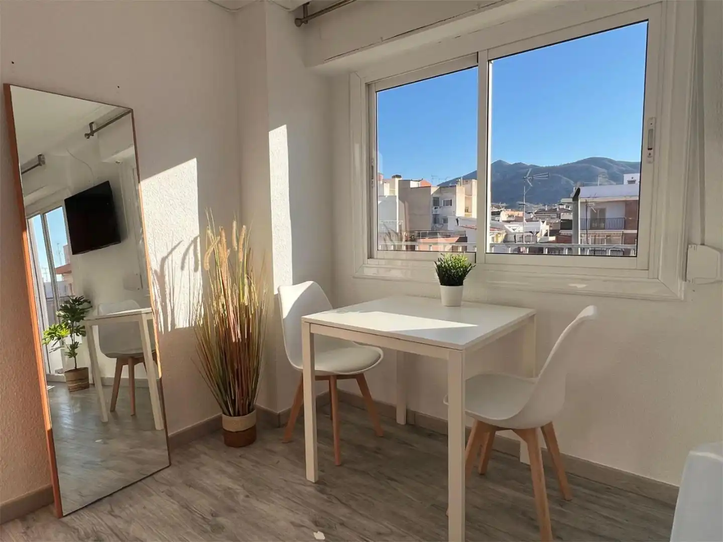 Room in Calle Navarra, 30, Plaza Castelar - Mercado Central Dining room of Flat for share in Elda with Air Conditioner, Parquet flooring and Terrace