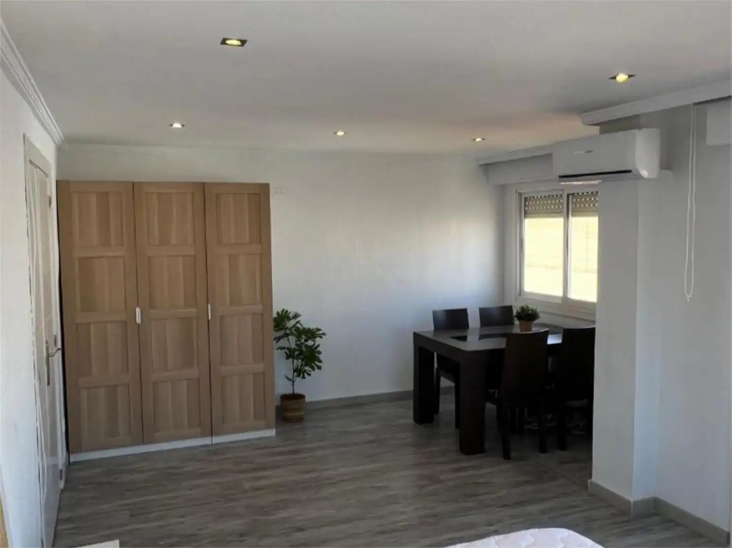 Room in Calle Navarra, 30, Plaza Castelar - Mercado Central Dining room of Flat for share in Elda with Air Conditioner, Parquet flooring and Terrace