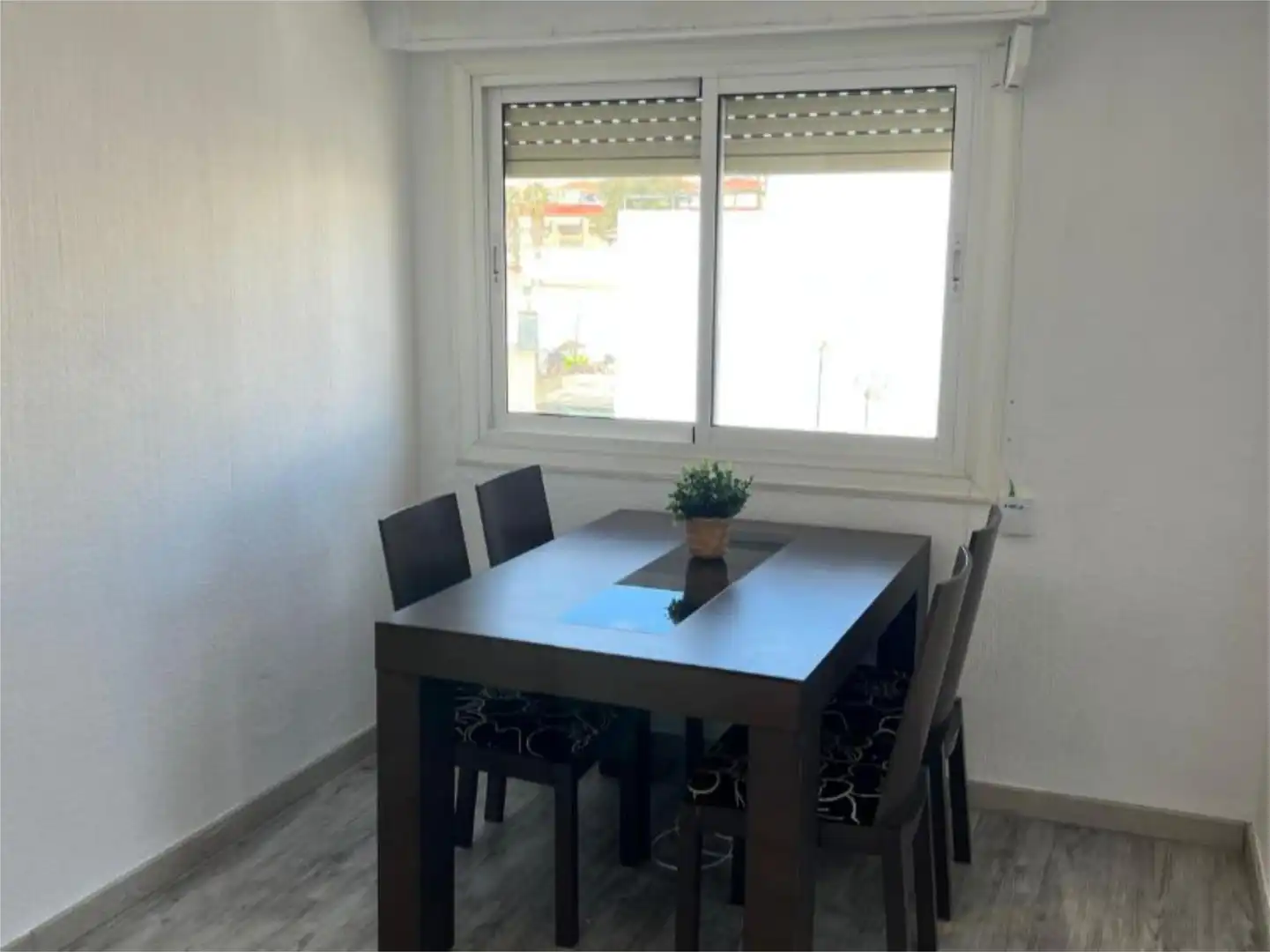 Room in Calle Navarra, 30, Plaza Castelar - Mercado Central Dining room of Flat for share in Elda with Air Conditioner, Parquet flooring and Terrace