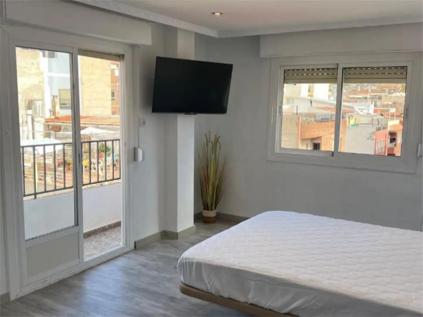 Room in Calle Navarra, 30, Plaza Castelar - Mercado Central Bedroom of Flat for share in Elda with Air Conditioner, Parquet flooring and Terrace
