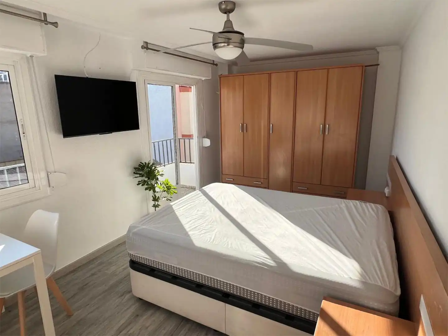 Room in Calle Navarra, 30, Plaza Castelar - Mercado Central Bedroom of Flat for share in Elda with Air Conditioner, Parquet flooring and Terrace