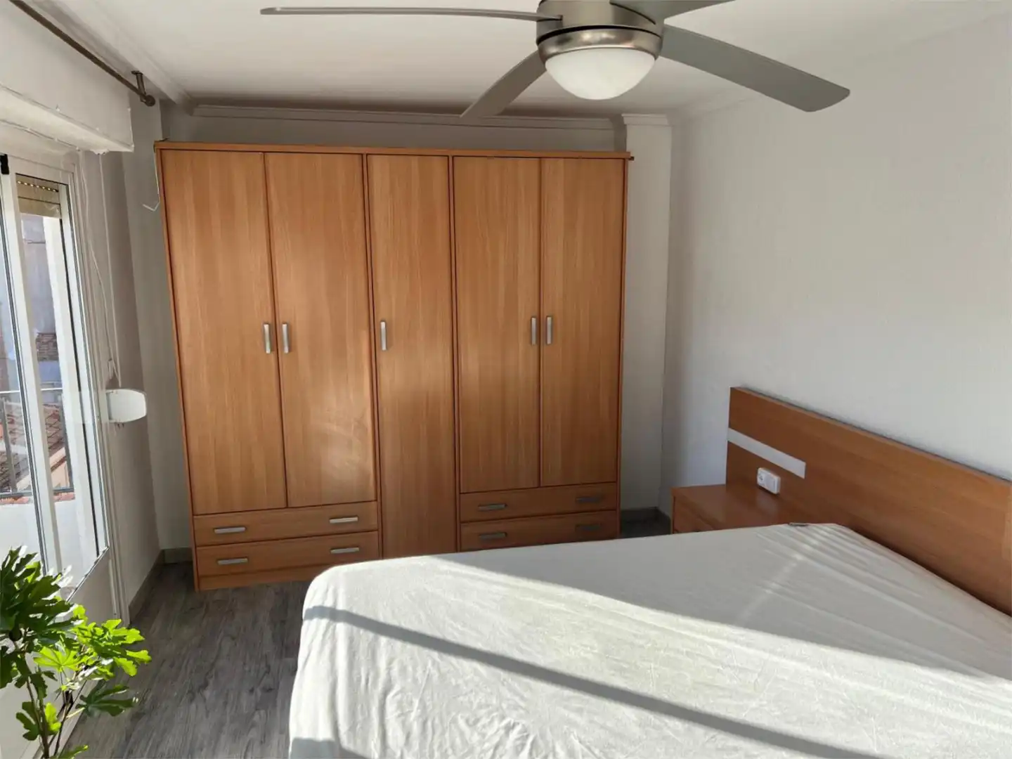 Room in Calle Navarra, 30, Plaza Castelar - Mercado Central Bedroom of Flat for share in Elda with Air Conditioner, Parquet flooring and Terrace