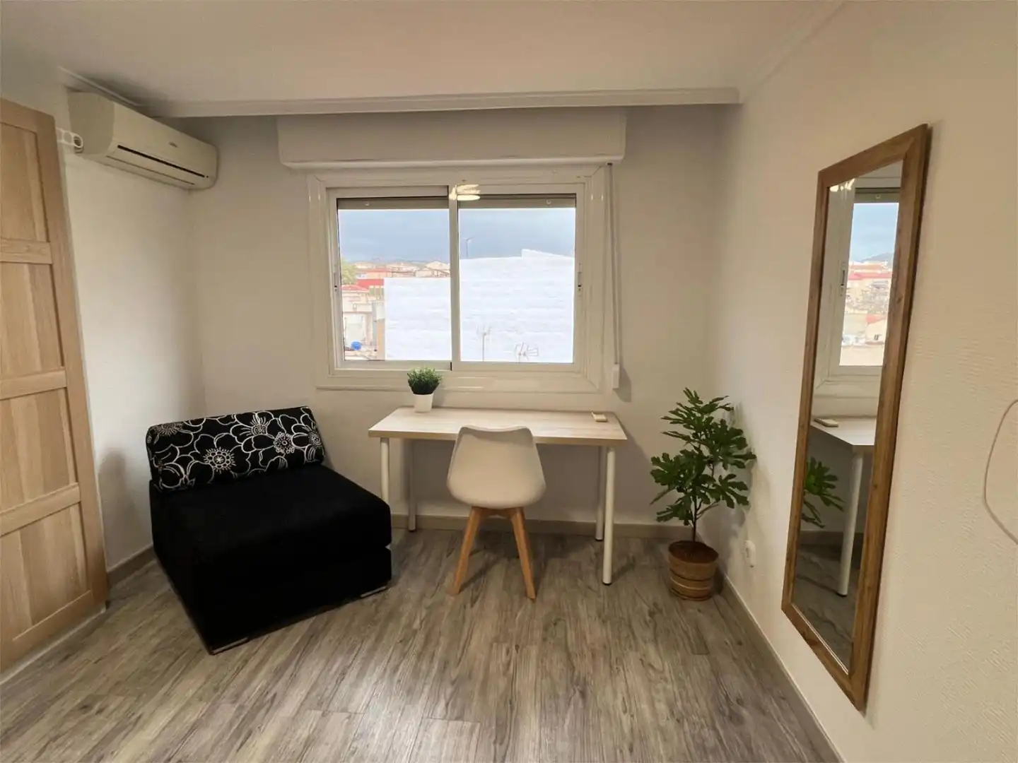 Room in Calle Navarra, 30, Plaza Castelar - Mercado Central Bedroom of Flat for share in Elda with Air Conditioner, Parquet flooring and Terrace