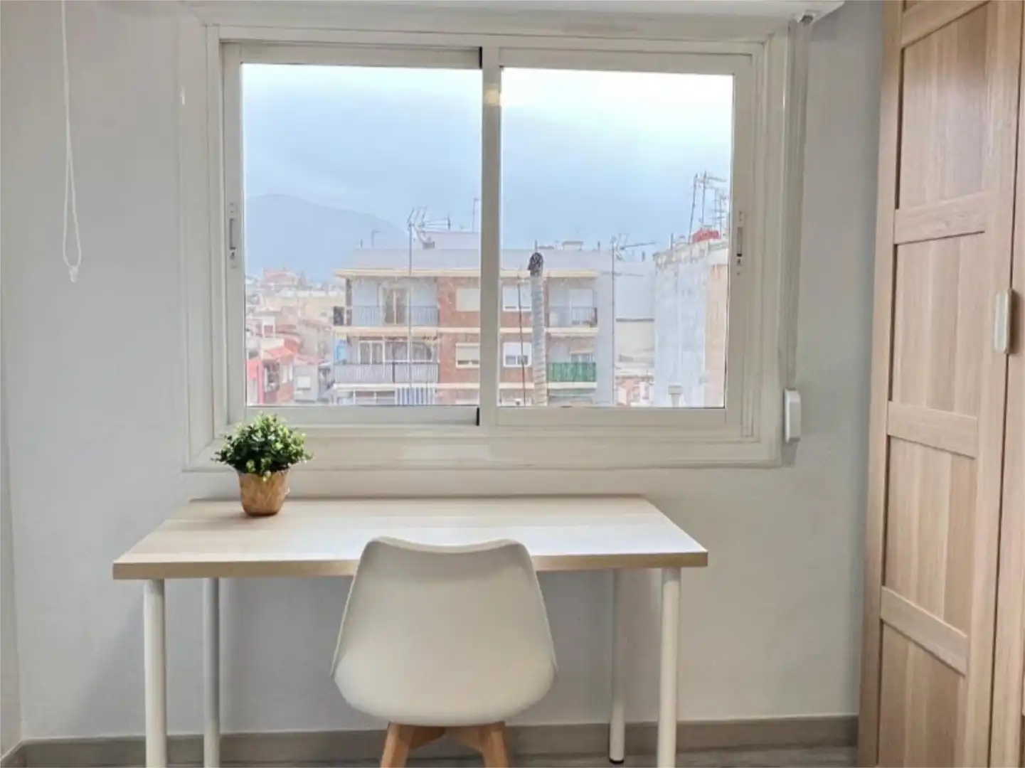 Room in Calle Navarra, 30, Plaza Castelar - Mercado Central Bedroom of Flat for share in Elda with Air Conditioner, Parquet flooring and Terrace