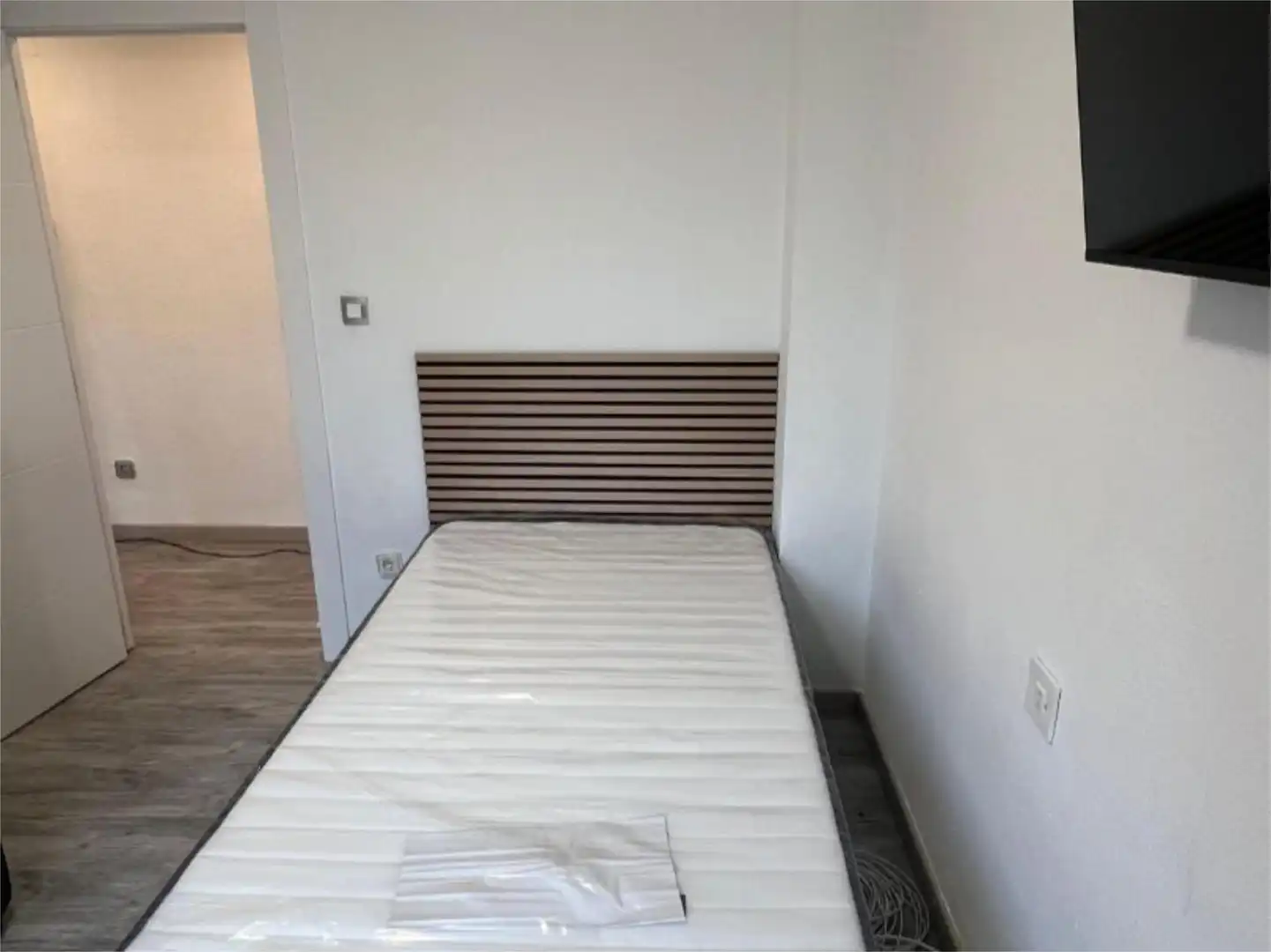 Room in Calle Navarra, 30, Plaza Castelar - Mercado Central Bedroom of Flat for share in Elda with Air Conditioner, Parquet flooring and Terrace