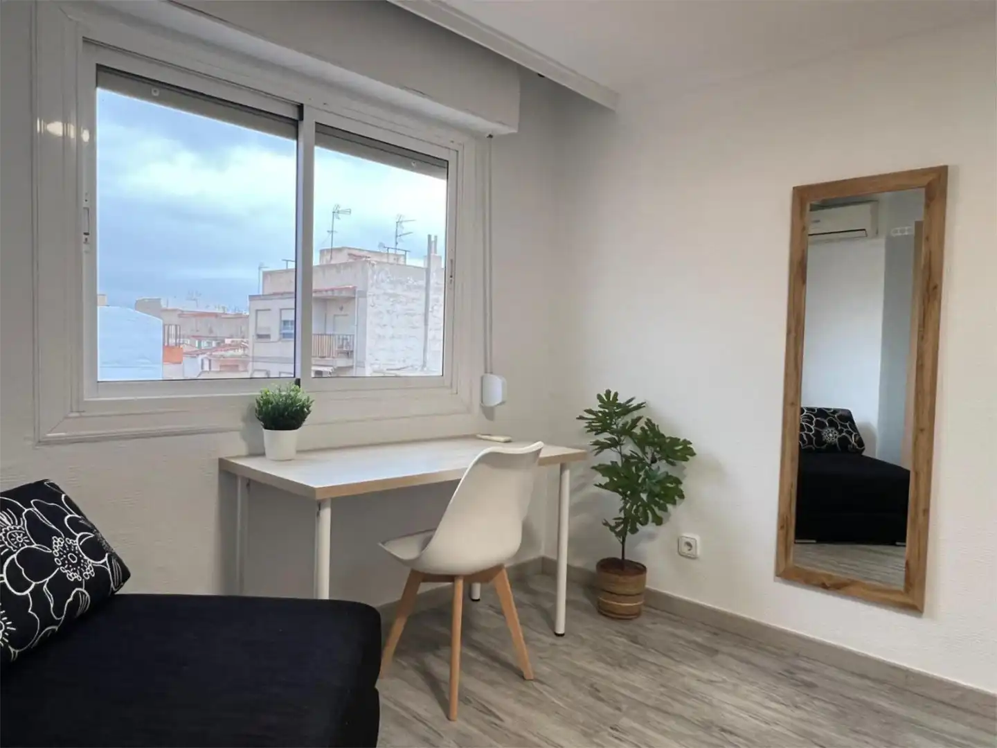 Room in Calle Navarra, 30, Plaza Castelar - Mercado Central Bedroom of Flat for share in Elda with Air Conditioner, Parquet flooring and Terrace