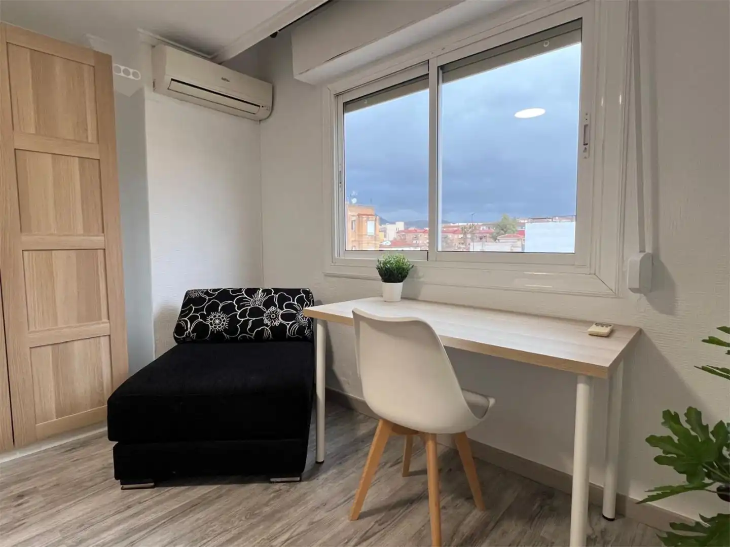Room in Calle Navarra, 30, Plaza Castelar - Mercado Central Bedroom of Flat for share in Elda with Air Conditioner, Parquet flooring and Terrace