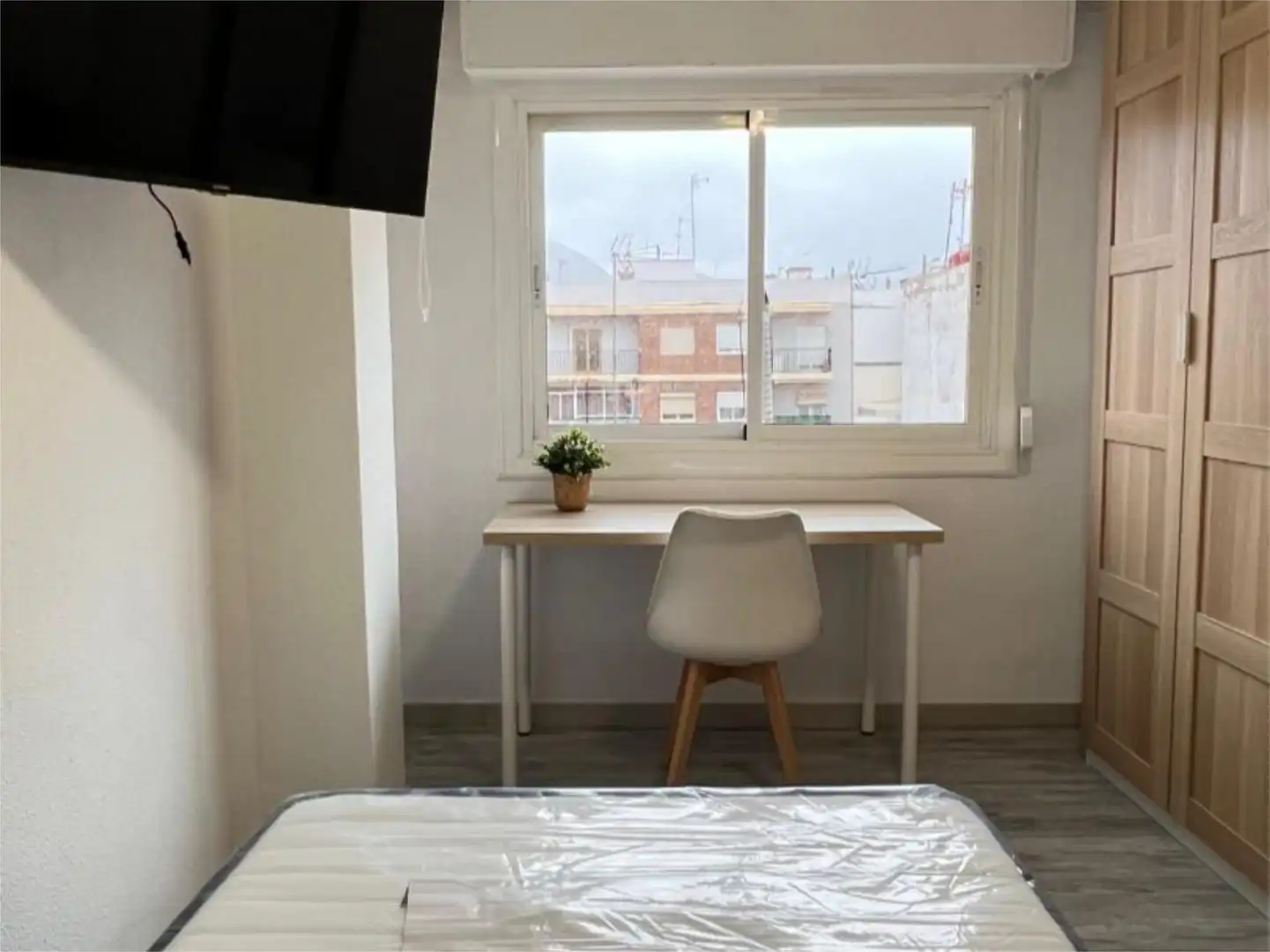 Room in Calle Navarra, 30, Plaza Castelar - Mercado Central Bedroom of Flat for share in Elda with Air Conditioner, Parquet flooring and Terrace