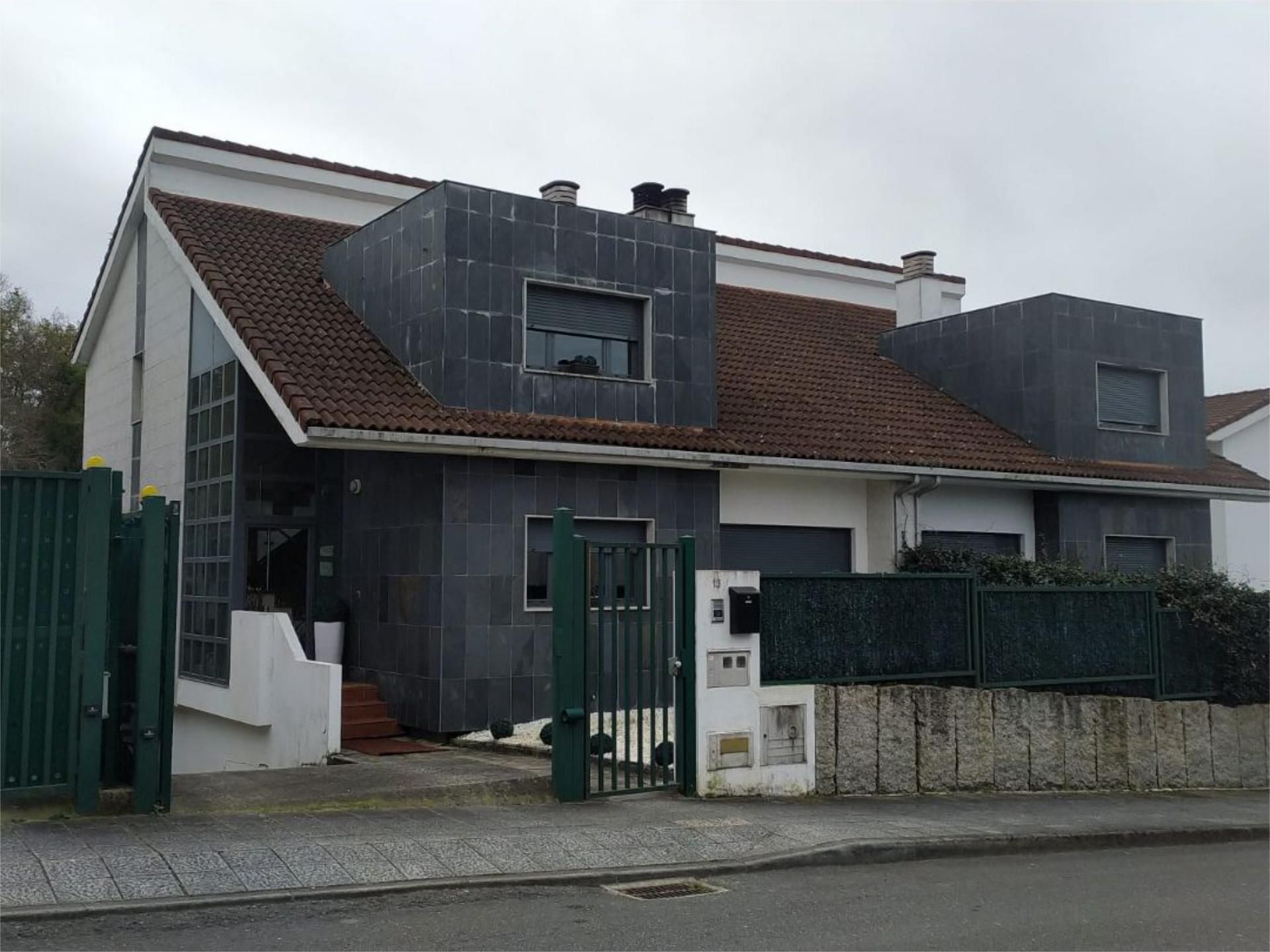 Vista exterior de Casa o xalet de lloguer en Vilagarcía de Arousa amb Calefacció, Jardí privat i Parquet