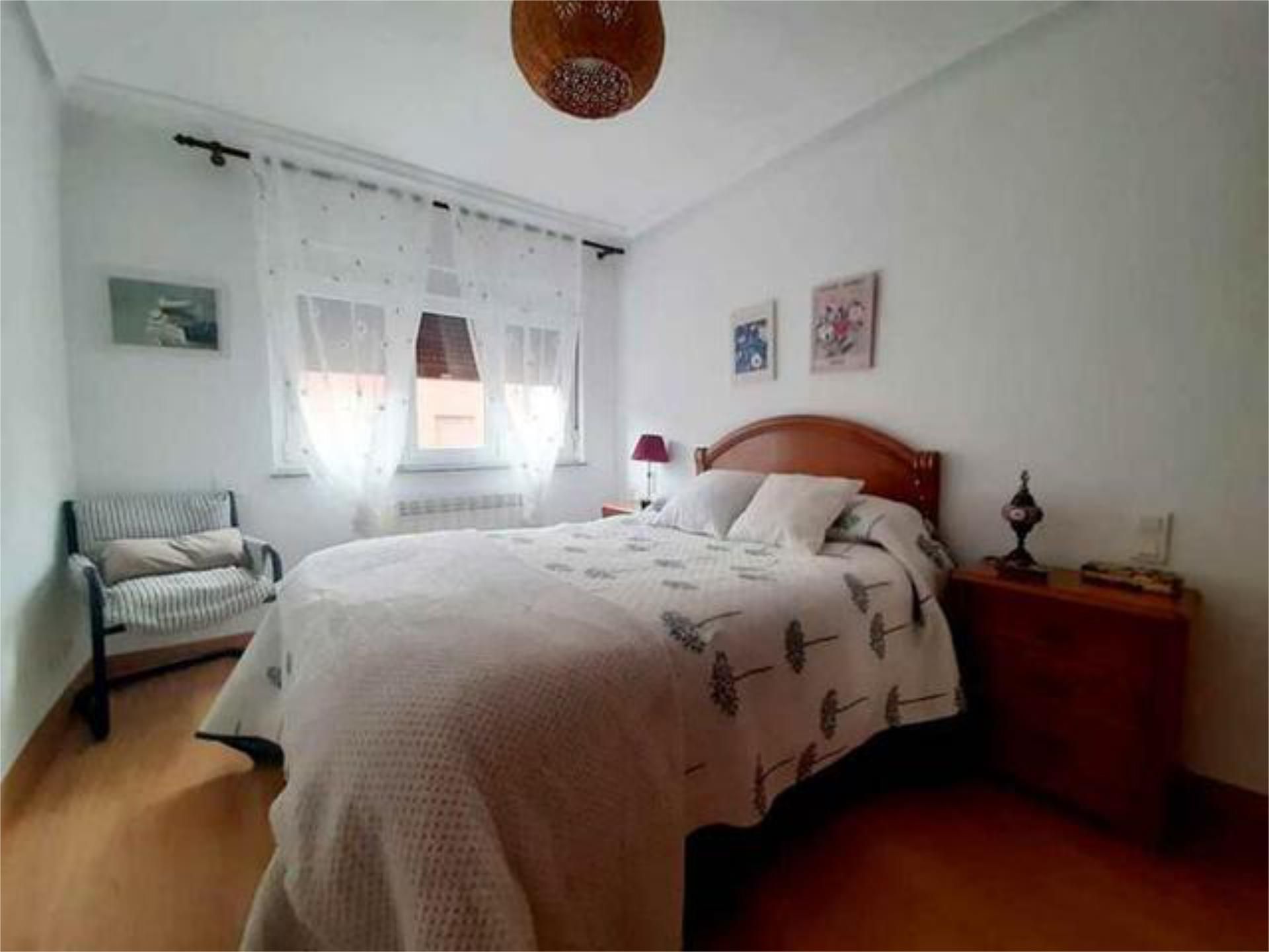 Bedroom of Flat to rent in Oviedo 